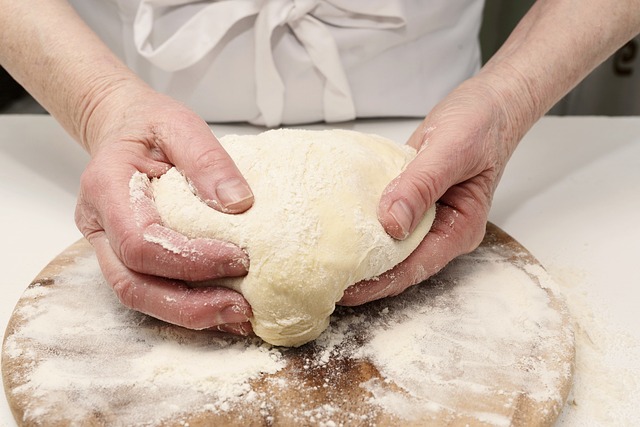 Artisan pétrissant le pain dans notre atelier